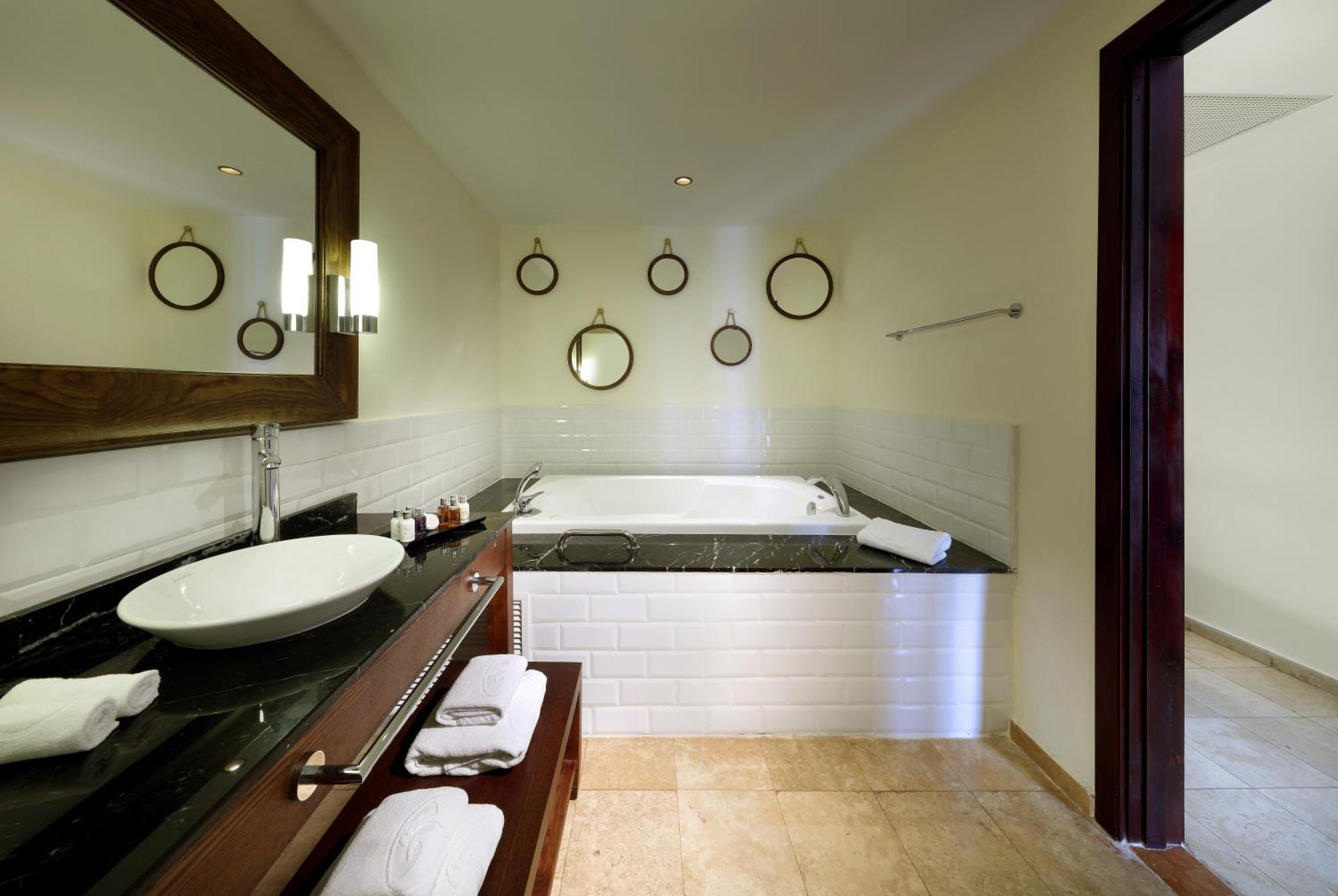 The Signature Level At Grand Palladium Lady Hamilton Resort & Spa ルーシー エクステリア 写真